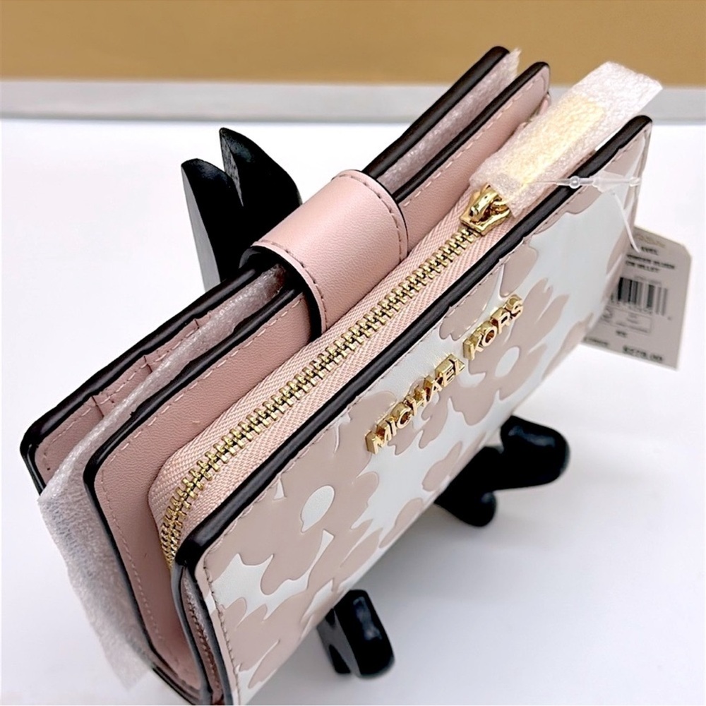 Michael Kors Jet Set Medium Floral Print Bi-Fold Wallet 
POWDER BLUSH
NWT - Picture 9 of 16